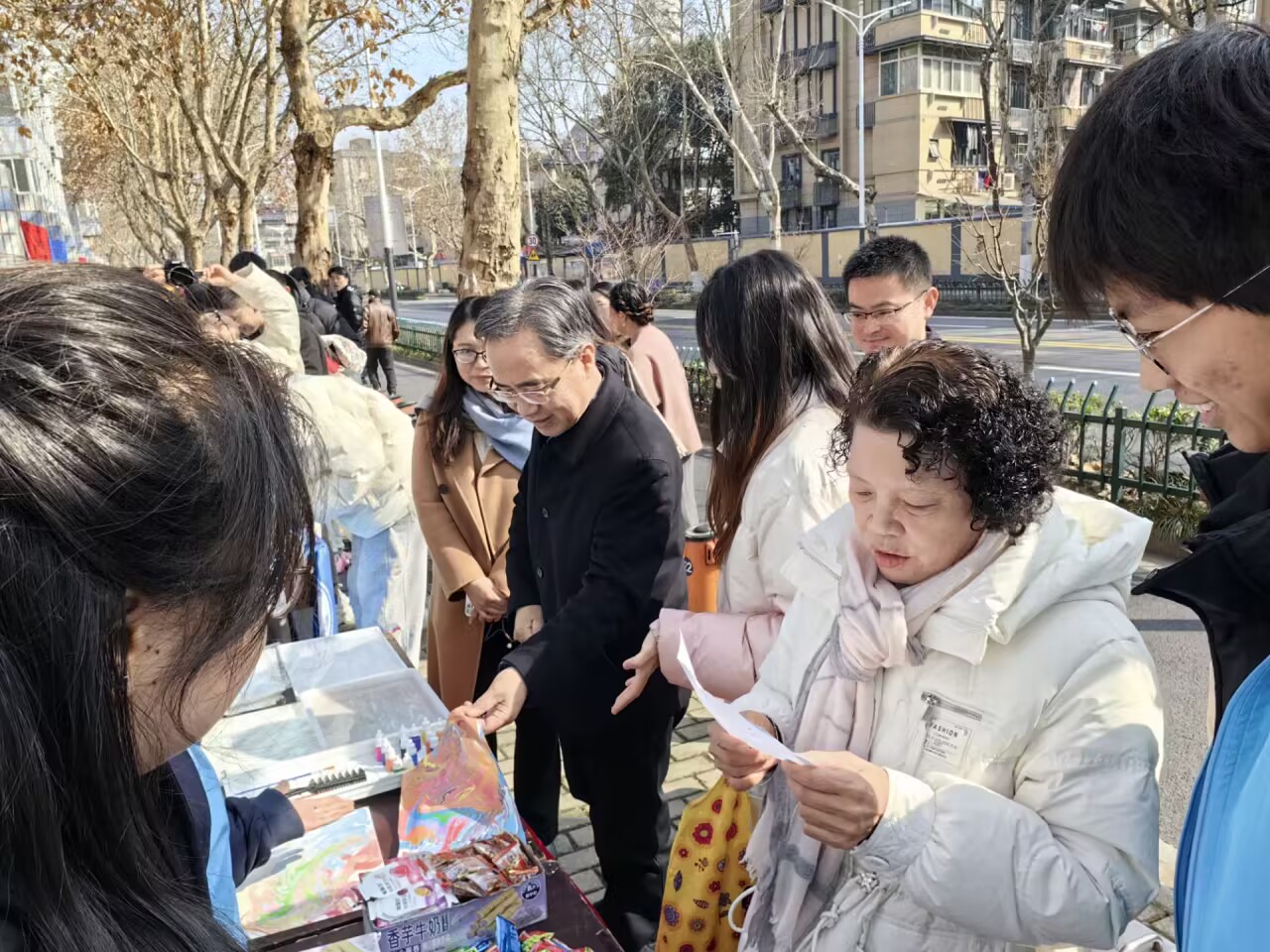 我院参加伟德bv19462024年“学雷锋一条街”活动