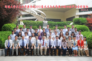 2013届伟德bv1946水文院水文专业本科4班毕业留念