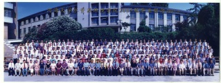 2005届伟德bv1946水文院本科生毕业留念.jpg