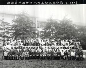 1987年7月1987届伟德bv1946水文系87届毕业合影