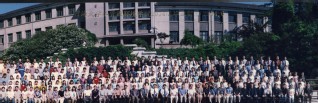 2004届伟德bv1946水文院本科生毕业留念